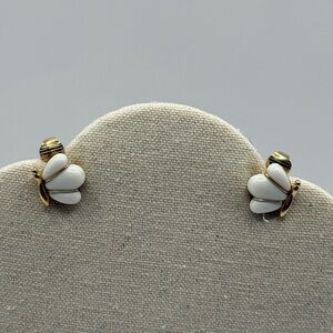 Vintage Avon Gatsby Collection Seashell Earrings Clip On Gold and White